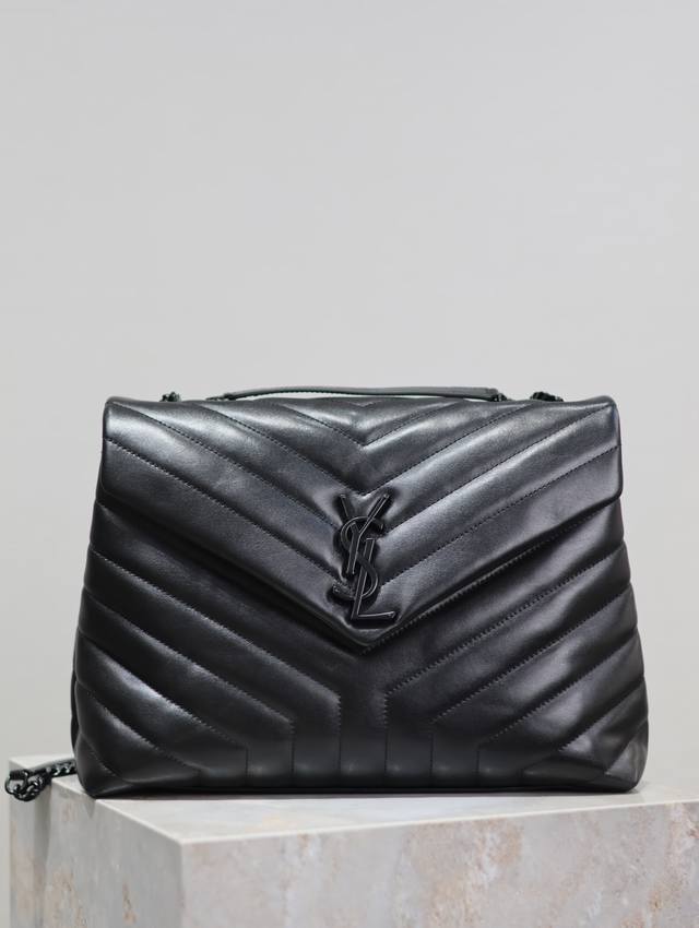 loulou 32Cm 黑色黑扣 y家经典爆款 最实用且百搭 意大利进口牛皮精心制作 手感超棒 包包自重超轻 丝毫没有累赘感 无数明星网红到博主都是人手一只 上 loulou 32Cm 黑色黑扣 y家经典爆款 最实用且百搭 意大利进口牛皮精心制作 手感超棒 包包自重超轻 丝毫没有累赘感 无数明星网红到博主都是人手一只 上