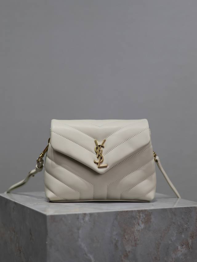 loulou 20Cm 白色 y家经典爆款 最实用且百搭 意大利进口牛皮精心制作 手感超棒 包包自重超轻 丝毫没有累赘感 无数明星网红到博主都是人手一只 上身非