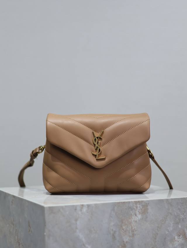 loulou 20Cm 焦糖色 y家经典爆款 最实用且百搭 意大利进口牛皮精心制作 手感超棒 包包自重超轻 丝毫没有累赘感 无数明星网红到博主都是人手一只 上身