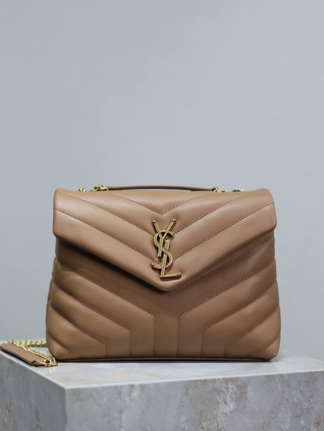 loulou 23Cm 焦糖色 y家经典爆款 最实用且百搭 意大利进口牛皮精心制作 手感超棒 包包自重超轻 丝毫没有累赘感 无数明星网红到博主都是人手一只 上身