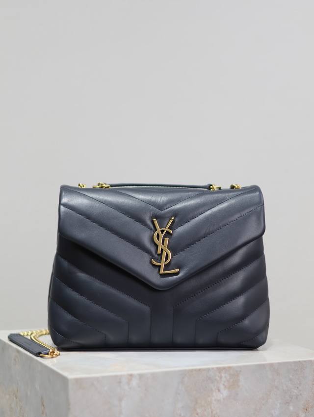 loulou 23Cm 宝蓝色 y家经典爆款 最实用且百搭 意大利进口牛皮精心制作 手感超棒 包包自重超轻 丝毫没有累赘感 无数明星网红到博主都是人手一只 上身