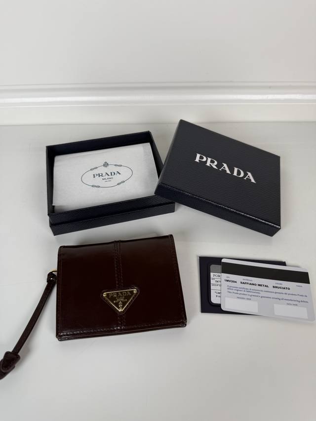 p家女士两折短夹 型号1M0204 咖色油腊牛皮 长度11.2高度9.5Cm 简单实用提升个人品味的一款 175钢印