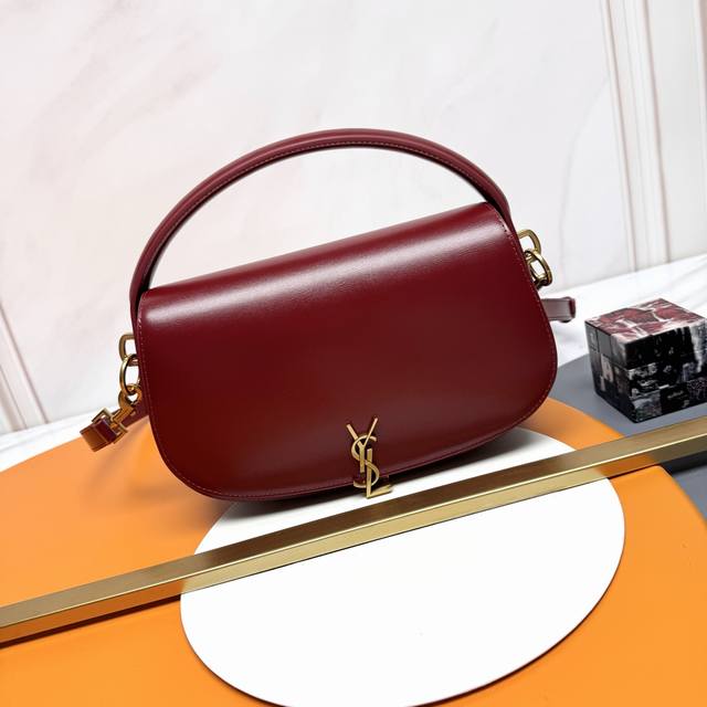 voltaire_手提斜挎包 这个名称源自于主张自由 倡导宽松18世纪 启蒙时代 的法国作家兼哲学家伏尔泰 整只包采用略带光泽的顶级奢华Box小牛皮制作 使其变