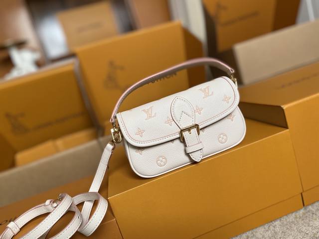 顶级原单 M13642 支持Nxp芯片感应 163动态芯片本款 Nano Diane 手袋以同色美学重绎经典 Monogram 图案 并为皮革包身融入耀目金属件