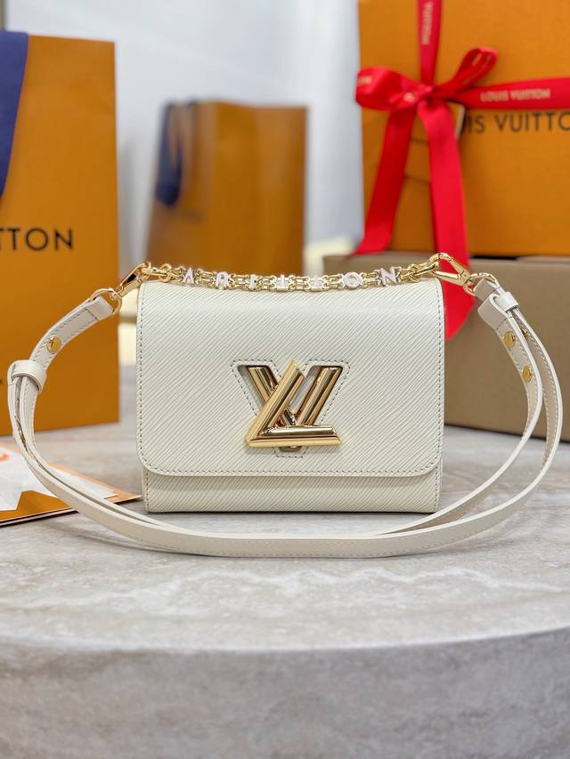 Twist 小号手袋 m13117白色 本款 Twist 小号手袋以标志性 Epi 皮革和 Monogram 压纹皮革塑造纤薄构型 再借 L*扭锁点明 Twis