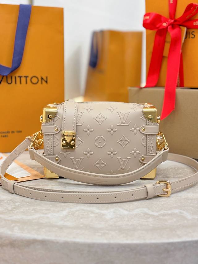 M14571杏色 这款优雅的Side Trunk pm是Monogram Bold系列的一部分 复古风格的设计致敬了品牌的标志性遗产 展示了金色行李箱角和标志性