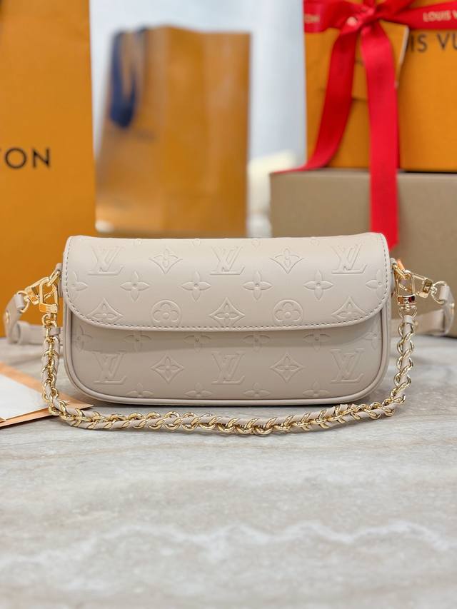 M14714 這款Wallet On Chain Ivy完美展現2025春夏時裝展喚起Nicolas Ghesqui Re對 軟力量 的美好想像 設計採用時尚的 M14714 這款Wallet On Chain Ivy完美展現2025春夏時裝展喚起Nicolas Ghesqui Re對 軟力量 的美好想像 設計採用時尚的