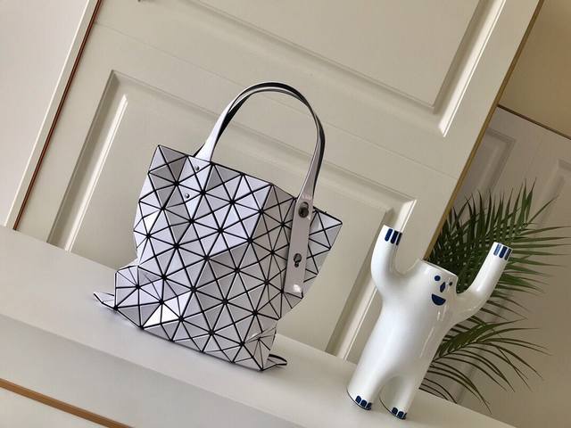 厂价 最高版本原厂皮顶级原单配专柜全套包装 Issey Miyake Bao Bao 尺寸:27.5Cm*27.5Cm 相比经典六格 七小格显得更加精致 小巧玲