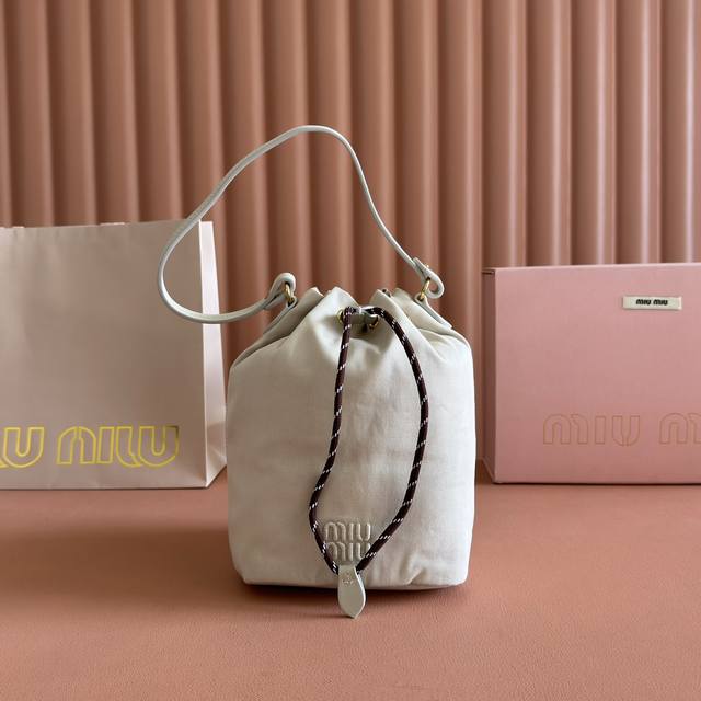 配置专柜全套包装 5Nr038 新品帆布水桶包 采用斜纹防水帆布面料 质感高级又实用 正面标志性刺绣微标 袋口独特彩色编织抽绳 绝对性价比之王 可手拎可腋下背