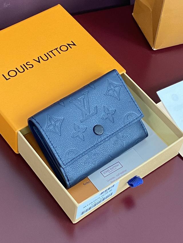 M12635 新压花深蓝 Victor 錢包 這款小巧的Victor錢包以Monogram Shadow牛皮製作 綴有細緻的Monogram壓花圖案 散發 低調