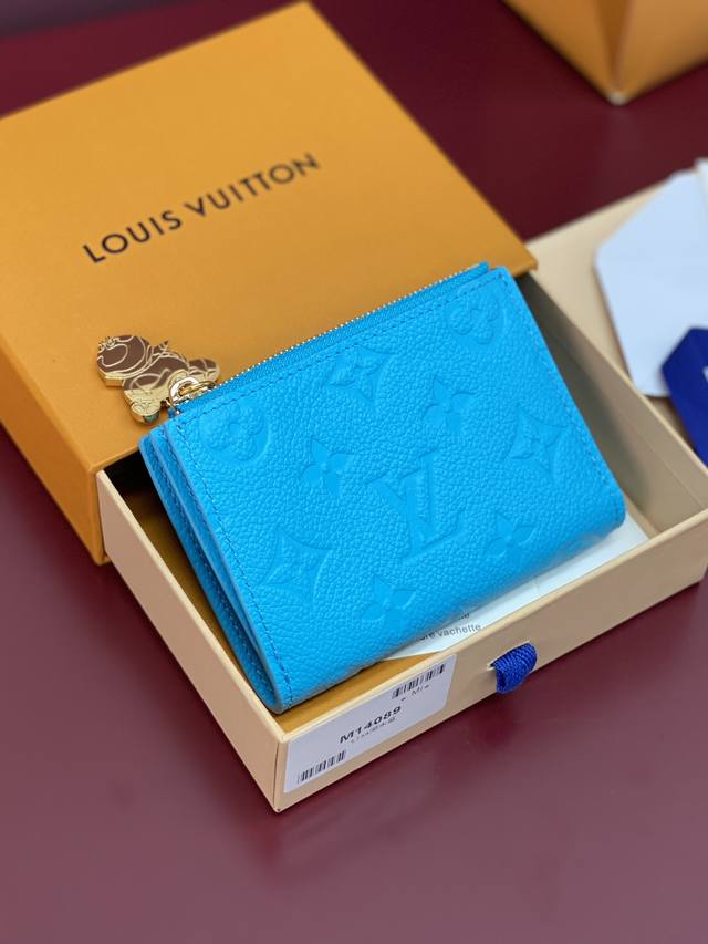 M14089湖水蓝 芯片版 Lisa钱包是日常必备品 设计实用紧凑 具有固定的硬币口袋 钞票隔间和多个卡槽 它由路易威登X村上系列的优雅Monogram Emp