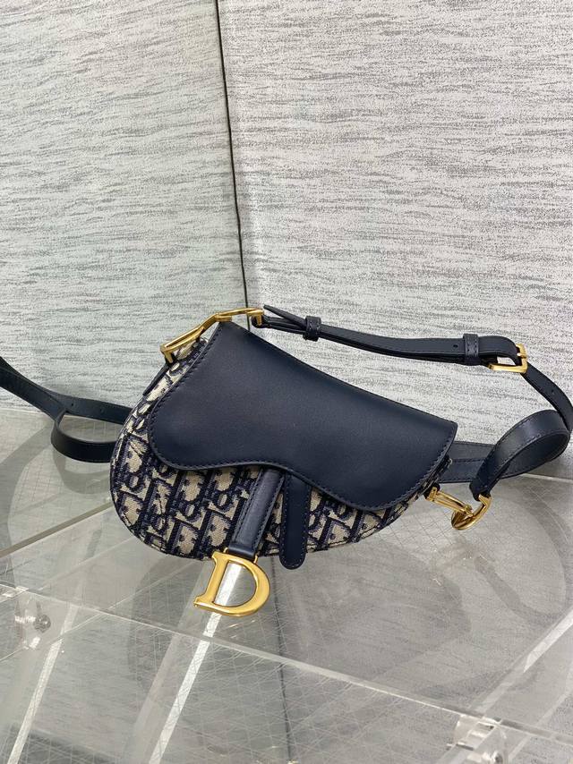 Saddle马鞍包系列 太有夏天的感觉啦 经典Oblique的面料搭配小牛皮 经典爆款 火遍时尚圈 众多Fashion Icon同款 独特的马鞍造型 霸屏了各大