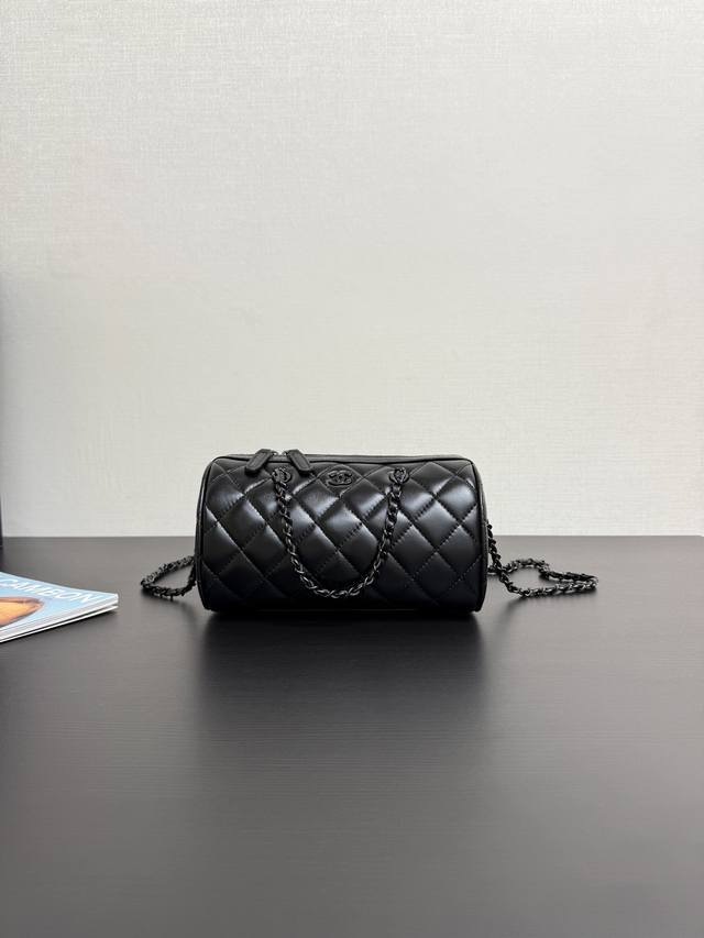 原厂皮 现货25p Mini保龄球包 黑太太太好看了吧 一包多用 保龄球包真的太实用啦 可以单肩手提 也可以斜挎 很可爱容量又大 推荐 尺寸 11.5*18.5