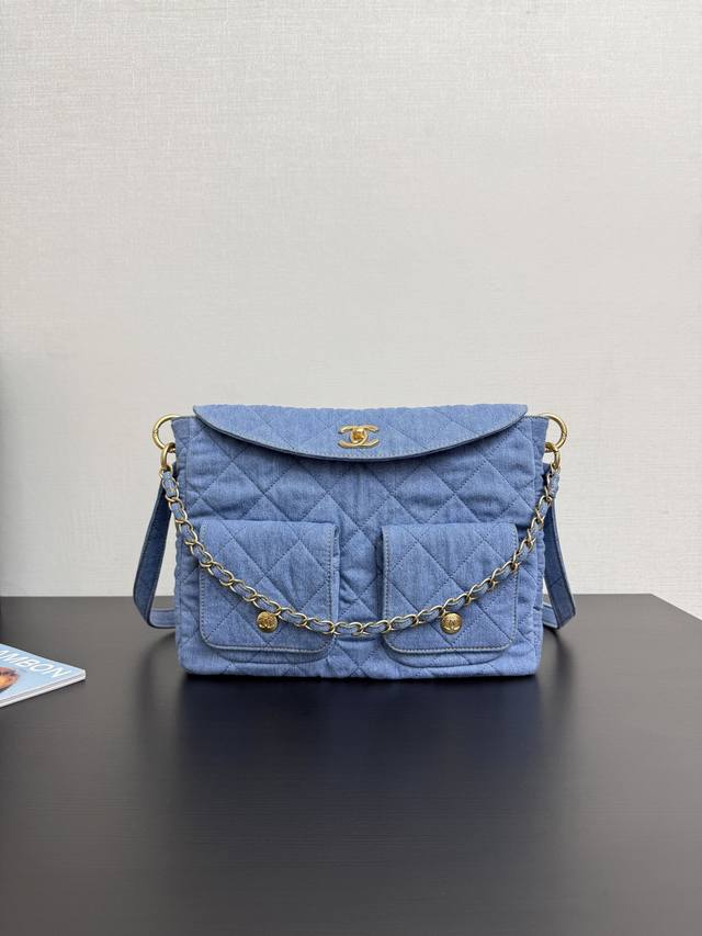 原厂皮 现货25p邮差包牛仔 两条肩带可以交换背可以腋下包背法 单肩和斜挎 柔软牛仔布 喜欢松松垮垮的慵懒感可以把肩带放到最长 内里容量非常大 可以放下Ipad