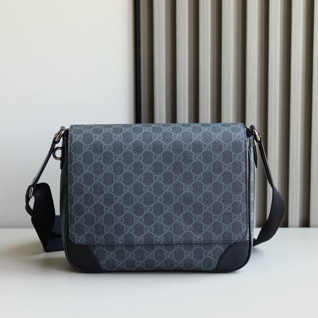 顶级原单 新品 全新Gg Emblem系列男士旅行单品焕新诠释品牌的隽永优雅风范和精湛工艺 这款斜挎包以全新黑色Gg字母图案涂层织物匠心打造 搭配一个拉链内袋和