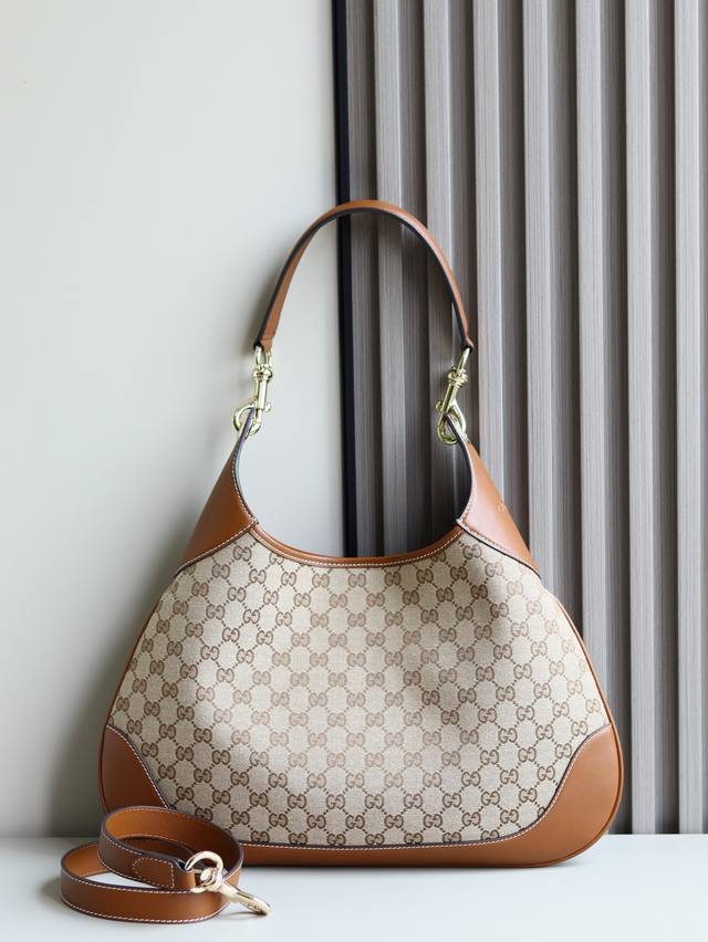 顶级原单 呈献Gucci Body双锁扣手袋 灵感来源于上世纪50年代典藏设计 这款肩背包承载20世纪中期经典款式设计精髓 选用柔软绒面材质匠心打造 另附赠一条