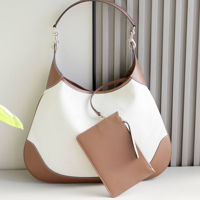 顶级原单 新款 Gu Body双锁扣中号肩背包 呈献Guc Body双锁扣手袋系列 灵感来源于上世纪50年代典藏设计 这款中号肩背包承载20世纪中期经典款式精髓