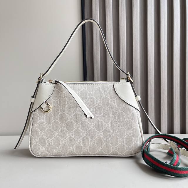 顶级原单 新品 全新Gg Emblem系列焕新诠释品牌的隽永优雅风范和精湛工艺 这款小号肩背包配有可调节肩带 饰以示数孔眼 灵感源自马术世界 米色和白色全新Gg
