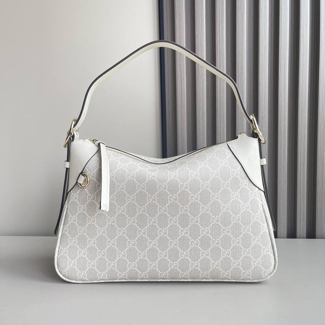 顶级原单 Emblem系列中号肩背包815216 Fad6L 9741 全新Gg Emblem系列焕新诠释品牌的隽永优雅风范和精湛工艺 这款中号肩背包配有可调节 顶级原单 Emblem系列中号肩背包815216 Fad6L 9741 全新Gg Emblem系列焕新诠释品牌的隽永优雅风范和精湛工艺 这款中号肩背包配有可调节