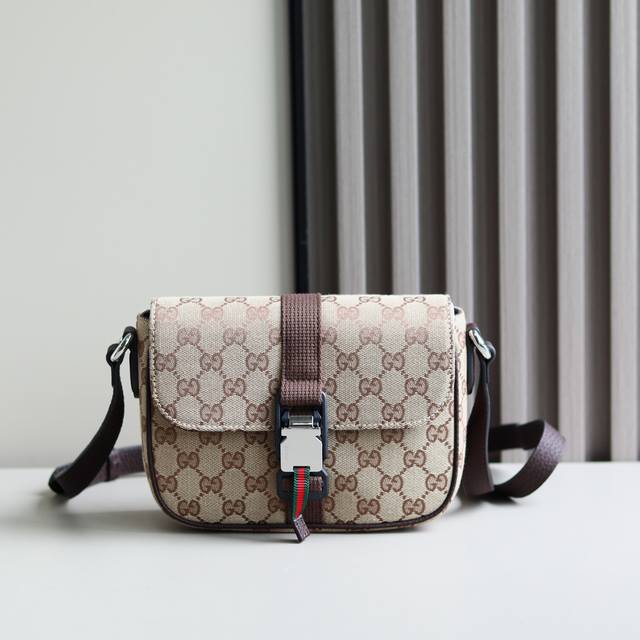 顶级原单 新品 迷你Gg斜挎包 全新男士小号皮革配饰系列探索实用新功能与色彩新意趣 这款经典迷你斜挎包采用Original Gg帆布制作 精致织带和全新磁扣开合