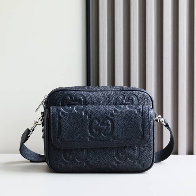 顶级原单 超级双G小号斜挎包 超级双G继续以大号版本焕新演绎品牌标识 在全新系列中大放异彩 富有代表性的经典图案以黑色配色亮相早秋系列 为日常造型注入一抹隽永风