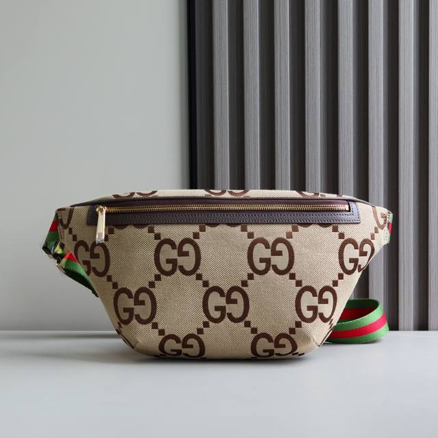 顶级原单 经典Gg图案的超大号版本最初在 Aria-时尚咏叹调 系列中惊艳亮相 本季在标志性旅行箱包单品中再度回归 以高调姿态彰显品牌标识魅力 这款腰包饰有品牌 顶级原单 经典Gg图案的超大号版本最初在 Aria-时尚咏叹调 系列中惊艳亮相 本季在标志性旅行箱包单品中再度回归 以高调姿态彰显品牌标识魅力 这款腰包饰有品牌