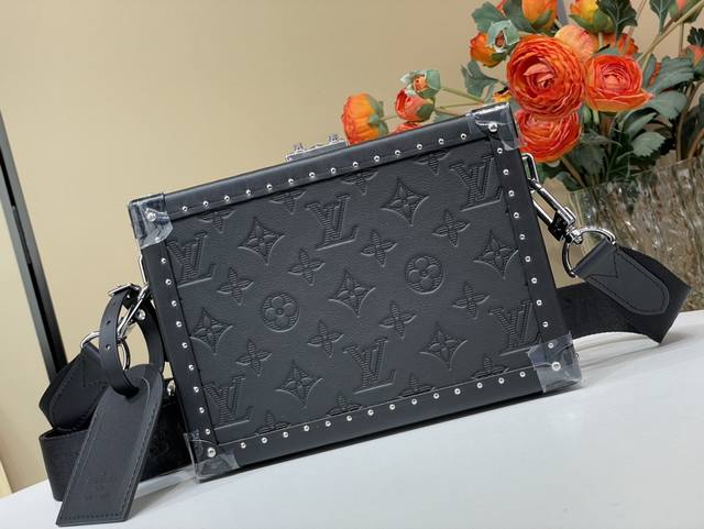 顶级原单复刻独家实拍 Clutch Box 硬箱盒子手袋 M12876 黑色 条纹压花 铆钉 clutch Box 手袋以Monogram Shadow压纹皮革