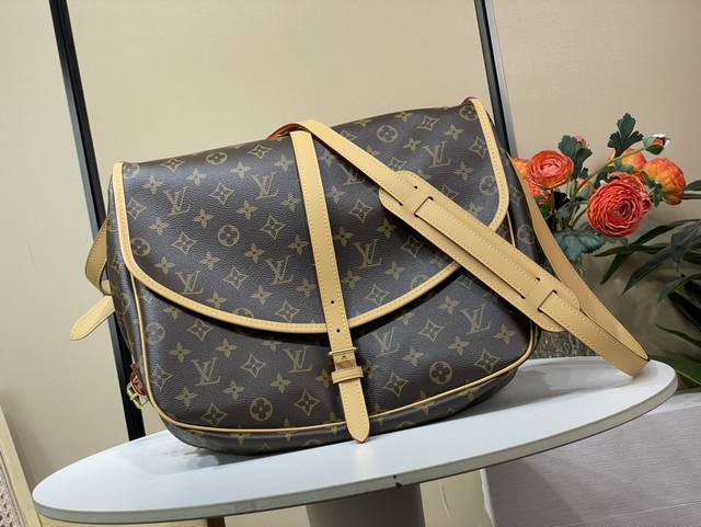 顶级原单复刻独家实拍 Saumur 中号中古手袋 M42254 老花 双子星 采用 Monogram 帆布制作的 Saumur 中号手袋展现了路易威登自然的优雅