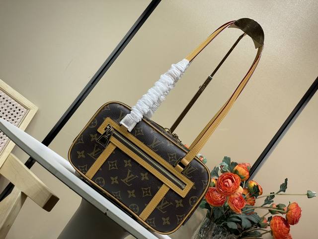 顶级原单复刻独家实拍 Vintage Cite 中古包 M51183 老花 黄皮 开口笑 本 款在包身外侧正中 老花中古横拉链盒子包相机包 像一个咧开的嘴 所以