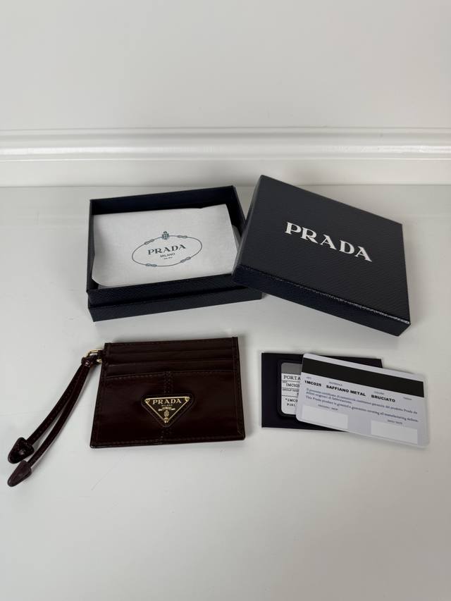 p家 男女通用小卡包 咖色 油腊皮三角标 型号1Mc025 原单品质 进口鹿皮制作 6个卡位一个中间夹层 可放置多张卡片以及零 尺寸11.2 8.5Cm 实物拍