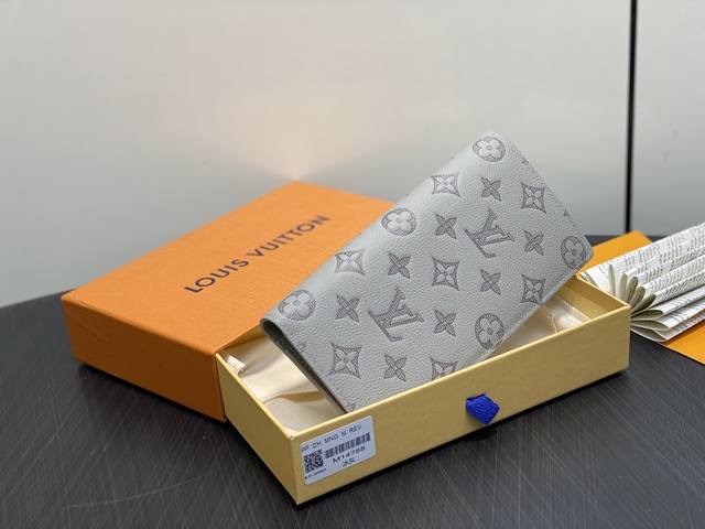 出厂价p 顶级原单 M14788冰灰色 全皮长款西装夹 Brazza 钱夹 取材柔软 Monogram Shadow 牛皮革 以 Monogram 压纹和牛皮革