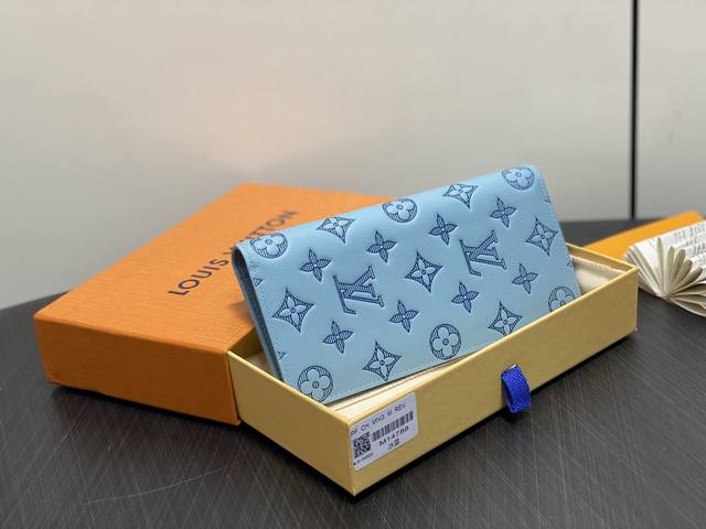 出厂价p 顶级原单 M14788冰蓝色 全皮长款西装夹 Brazza 钱夹 取材柔软 Monogram Shadow 牛皮革 以 Monogram 压纹和牛皮革