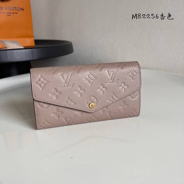 出厂价p 芯片版顶级原单 M82257黑色 M82256灰色 长款 沙拉钱包 标志性的Monogram图案的压花加工非常漂亮 使用了Monogram Unpla