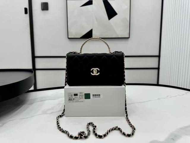 A96094 Chanel 羊皮手柄Woc 手柄很有特色 重工打造 金属手柄Woc第一眼看到就深深爱上 进口羊皮质感柔滑细腻 首先就是手感舒适 超好 颜值不必说