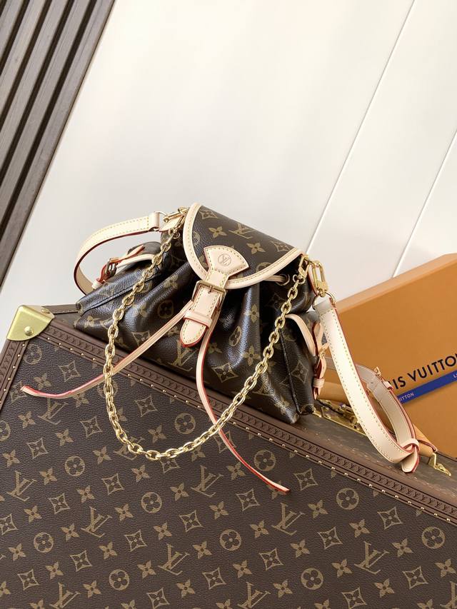 顶级原单 变码芯片 M25085 odys E 手袋出自 2025 早秋系列 以风尚日常设计致意品牌传承 耀目搭扣和可拆卸链条点亮 Monogram 帆布包身