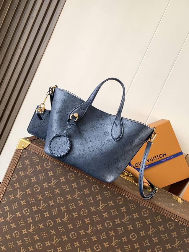 顶级原单 变码芯片 M14317深蓝 本款 Blossom 小号手袋为镂花穿孔牛皮革渲染经典色调 轻松演绎多元造型风尚 金属件和 Lv 编织装饰彰显考究细节 充