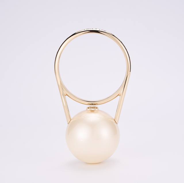 Ohanel 25秋冬新款大型珍珠球形手提袋 独家重磅出货 ohanel 2025 26秋冬高级成衣系列发布会于巴黎大皇宫的玻璃穹顶下举行 一条巨型缎带如诗般飘