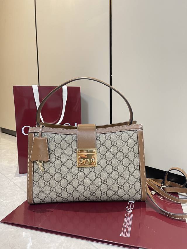 顶级原单 新款上新2025春夏系列精彩呈献手袋新作 padlock系列推出多款背携方式多样的时尚包款 为2025早秋系列增色添彩 这款手提包采用织带衬里 让人不