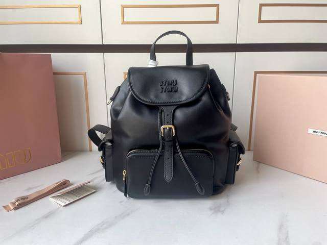 新款背包5Bz042大号 这款皮革双肩背包采用校园风设计 采用让人想起童年 融合精湛工艺与休闲态度 别致的多口袋设计彰显Miu手袋的时尚趣致精神 容量空间大 又