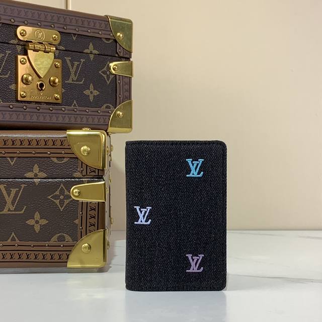 顶级原单复刻独家实拍 口袋钱夹 M14148 蓝色 M13965 橙色 lv Blason Denim的口袋收纳包是一个小巧实用的钱包 五颜六色的Lv首字母绣在 顶级原单复刻独家实拍 口袋钱夹 M14148 蓝色 M13965 橙色 lv Blason Denim的口袋收纳包是一个小巧实用的钱包 五颜六色的Lv首字母绣在