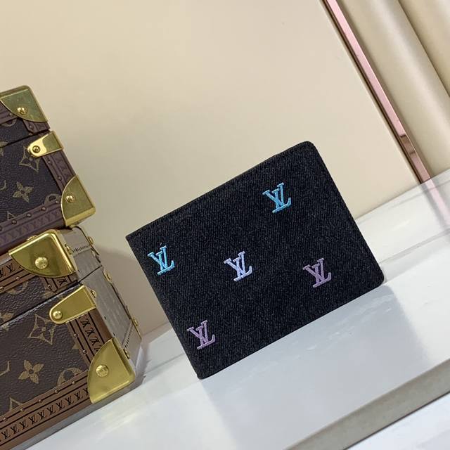 顶级原单复刻独家实拍 Multiple 钱夹 M13964 蓝色 本款 Multiple 钱夹选用柔软牛皮革塑造紧凑构型 以 Monogram Shadow 压