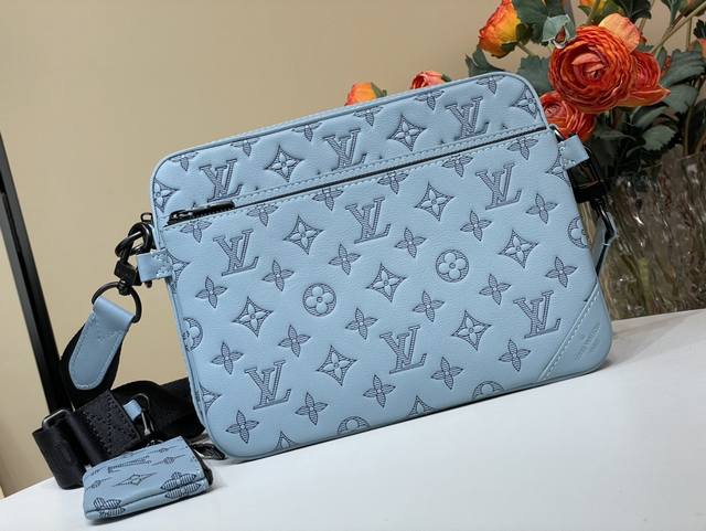 顶级原单复刻独家实拍 Trio 邮差包 M14781 浅蓝色 条纹压花 取材柔软 Monogram Shadow 压纹牛皮革 为摩登 Monogram 压纹图案