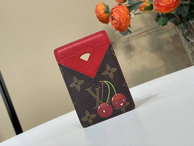 顶级原单复刻独家实拍 Lv X Tm Magnet 磁吸手机卡夹 M14562 老花 樱桃 本款 Magnet 卡夹取材品牌经典 Monogram 涂层帆布 以