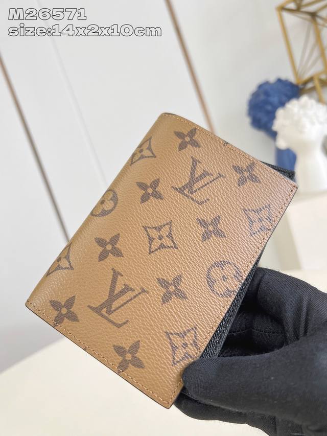 出厂价p 顶级原单 M26571黄花 本款护照套采用 Monogram Reverse 帆布包裹牛皮革内衬 为考究设计融入功能考量 内里卡片夹层 贴袋和翻盖口袋