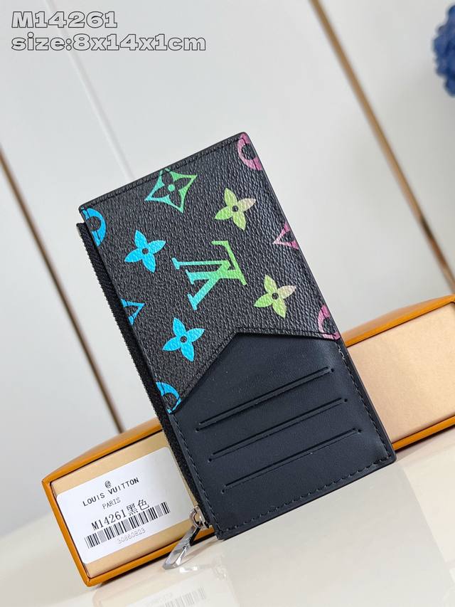 出厂价p 顶级原单 M14261黑 此款 Coin 卡夹为 Taga 皮革和 Monogram 帆布的结合涂抹和谐色彩 勾勒简明线条 拉链将零钱袋隐藏其下 另有