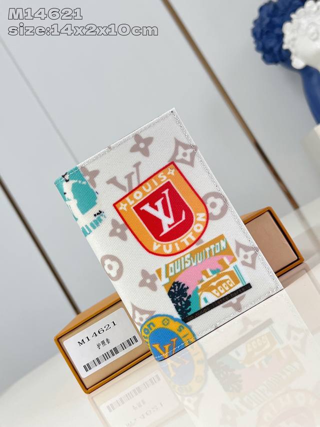 出厂价p 顶级原单 M14621 Flight Mode 系列倾情推出本款趣味盎然的护照套 其复古风格的设计灵感源自 Gaston-Louis Vuitton