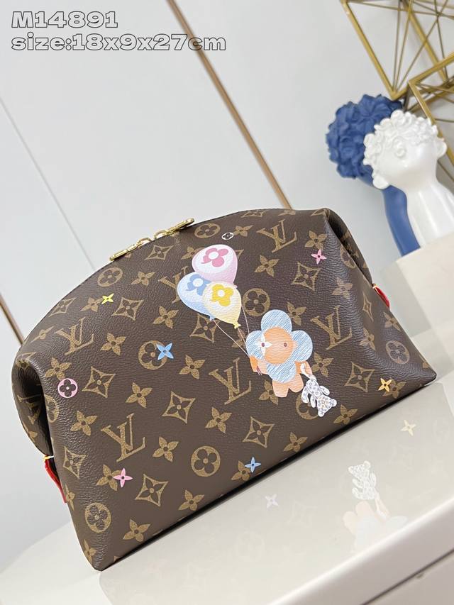 出厂价p 顶级原单 M14891 本款大号化妆包融合 Monogram 涂层帆布 牛皮革饰边和耀目金属件 以缤纷笔触描绘路易威登吉祥物 Vivienne 形象和