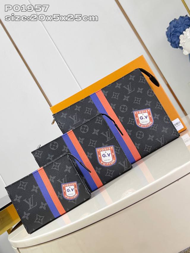 出厂价p 顶级原单 p2930黑花 本款 Trio 盥洗袋出自 Mon Monogram 系列 借尺寸各异的手拿包实现有序收纳 再以可洗涤内衬与广口式开合道出功