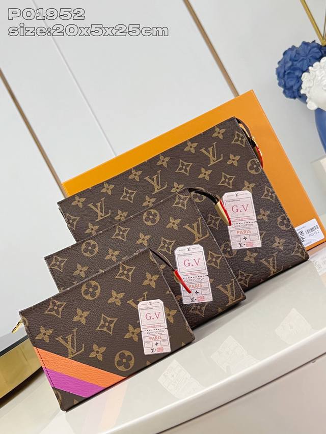 出厂价p 顶级原单 p2930老花 本款 Trio 盥洗袋出自 Mon Monogram 系列 借尺寸各异的手拿包实现有序收纳 再以可洗涤内衬与广口式开合道出功