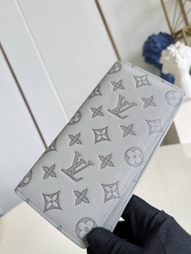 出厂价p 顶级原单 M14788冰灰 由全新标志性 Monogram Eclipse 帆布裁制而成 此款风格硬朗的 Brazza 钱夹尺寸小巧 能够塞入夹克胸袋